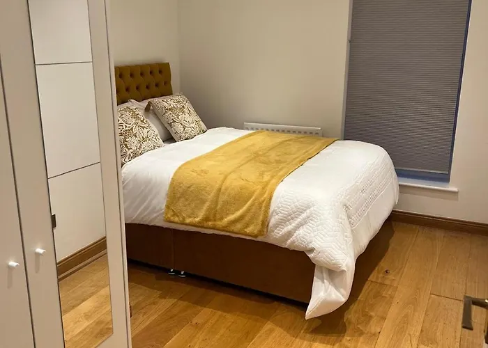 Luxurious 2 Bedroom Flat Britannia Village London